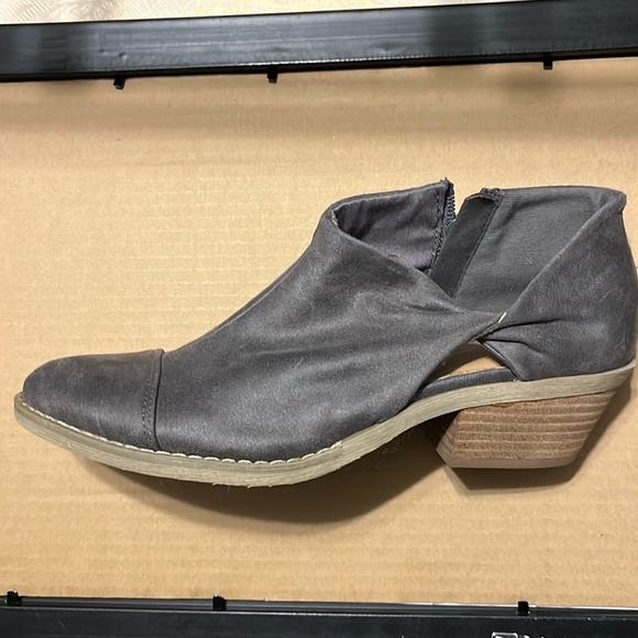Women’s shoes grey 7 1/2 Report brand. Never worn. - Picture 1 of 4